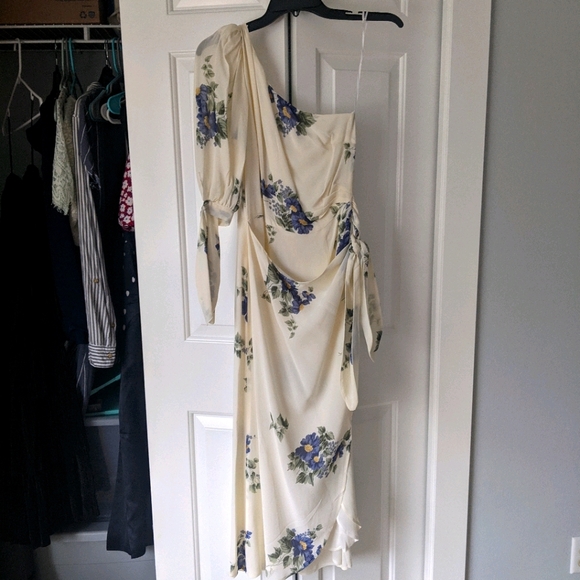 NWOT Reformation floral wrap dress with sleeve tie - Picture 2 of 7